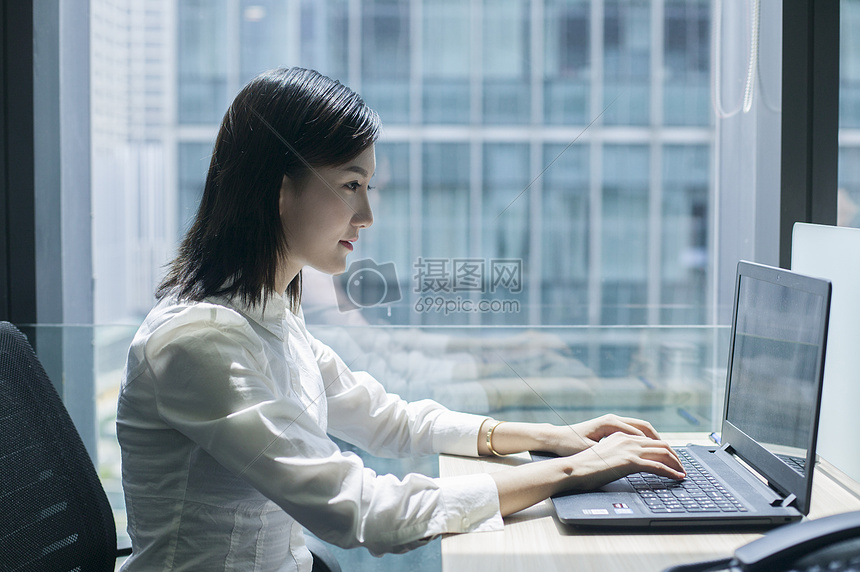 办公室里商务女士正在工作图片