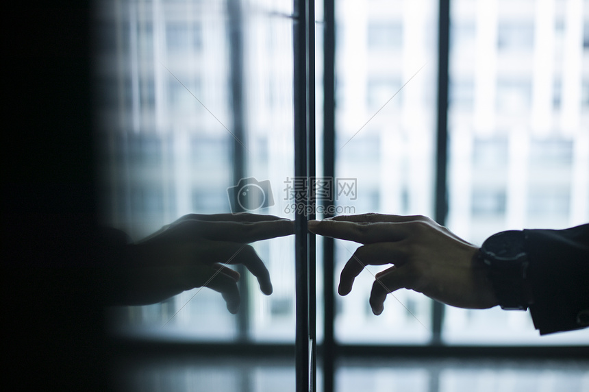 商务楼里商务人士按电梯