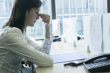 眼部疲劳办公室里商务女士在做眼部保健操背景