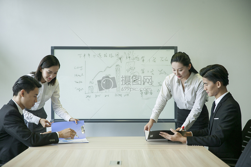 会议室内双方签约合同达成合作