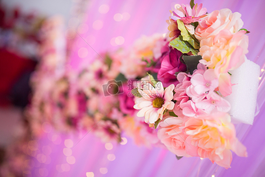 婚礼上的花艺装饰图片