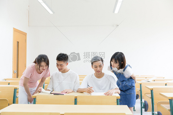 在教室里学习的同学图片