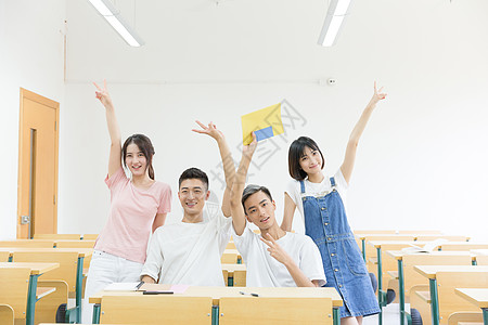 在教室里学习的同学图片