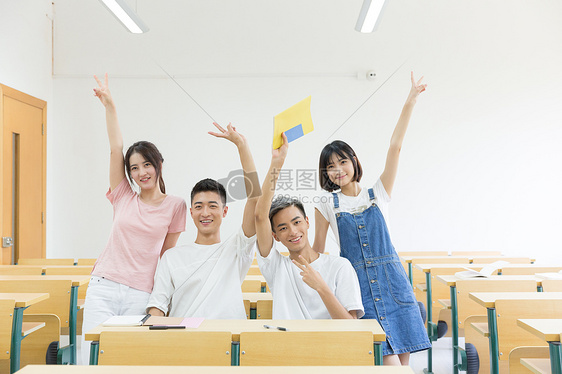 在教室里学习的同学图片