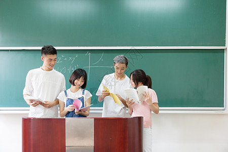 讲台老师站在黑板前合影的大学同学背景