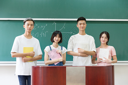 老师同学站在黑板前合影的大学同学背景