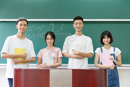 看书的女生站在黑板前合影的大学同学背景