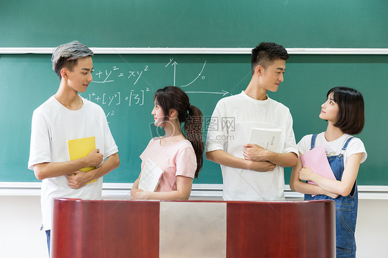 站在黑板前合影的大学同学图片