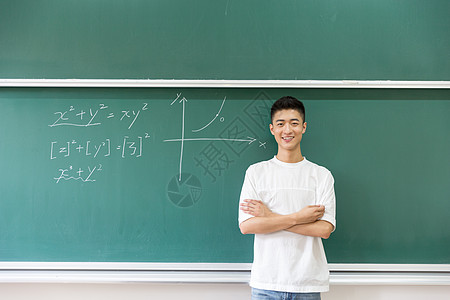 学生写站在大黑板前思考的男生老师背景