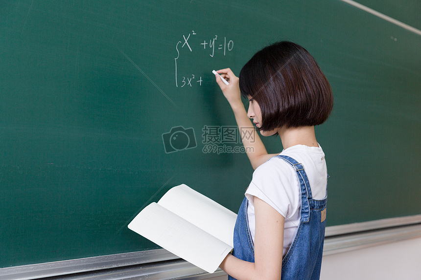 ‘~正在教室黑板写板书的小姐姐  ~’ 的图片