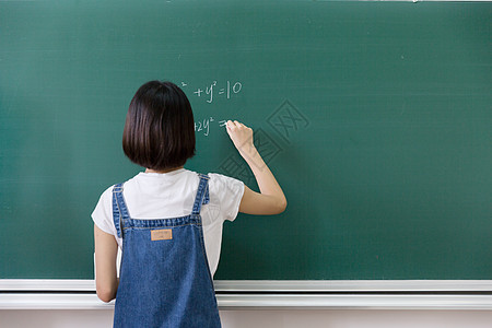学习讨论正在教室黑板写板书的女生背景