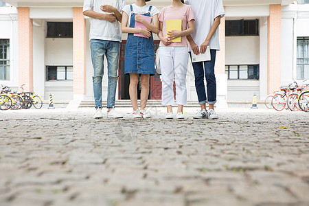 站在一起欢呼的大学同学高清图片