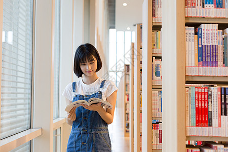 高中生学习图书馆里站着看书的女生背景