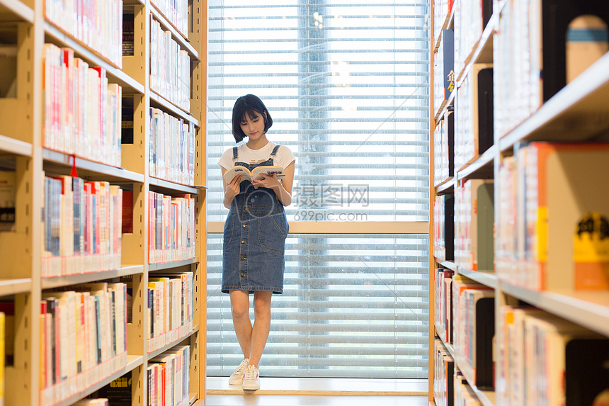 图书馆里站着看书的女生图片