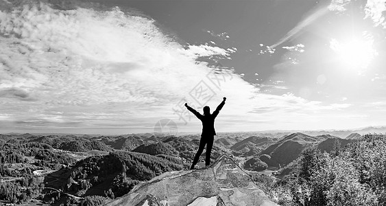 登山人成功登上山顶人设计图片