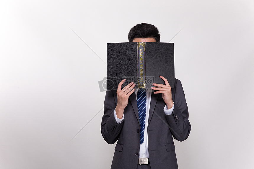 用书挡住脸的商务人士图片