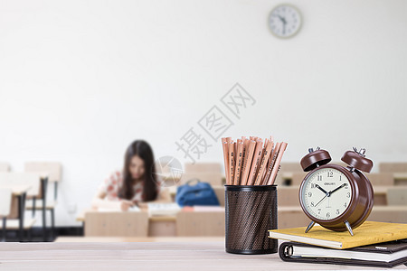 学习用品背景教室里学习的女生背景图设计图片