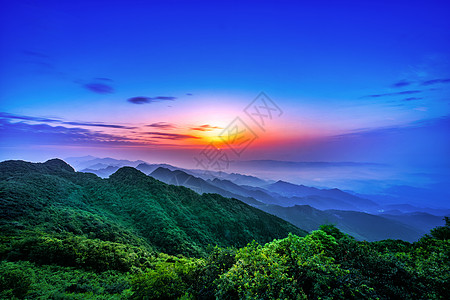 高山日出夕阳草地高清图片