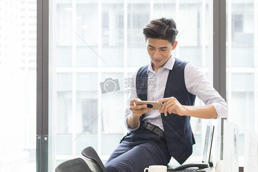 办公室坐着打电话沟通的商务男士图片