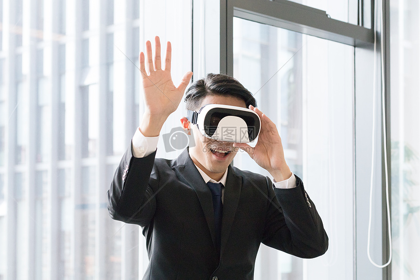 ‘~在办公室体验VR的商务人士  ~’ 的图片