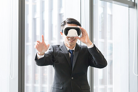 在办公室体验VR的商务人士图片