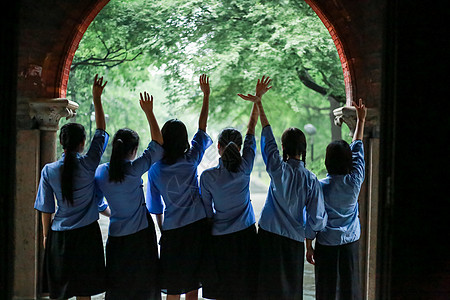 青春活力大学生毕业季女孩中山服挥手背影背景