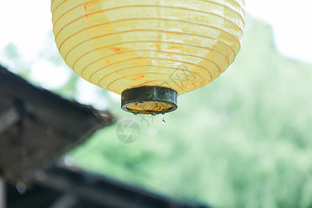 乡村风格雨天有黄色灯笼的村落背景