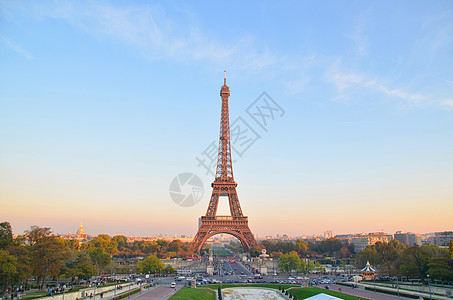 法国接头巴黎铁塔背景