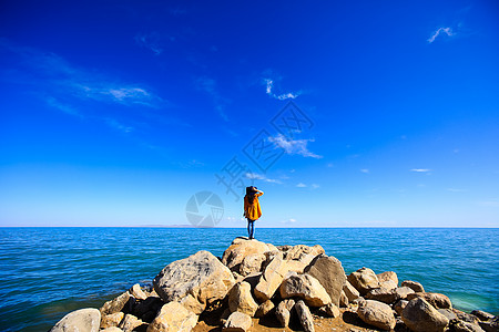 光人青海湖旁的女孩子背景