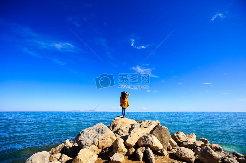 青海湖旁的女孩子图片