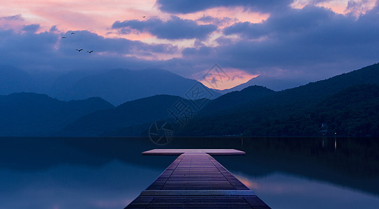 蓝天鸟意境的山水风光背景