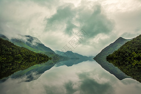 雨雾弥漫的山川背景图片