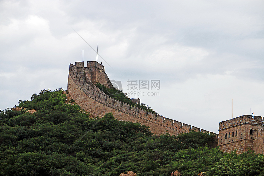 小雨过后的万里长城图片