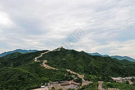 小雨过后的万里长城图片