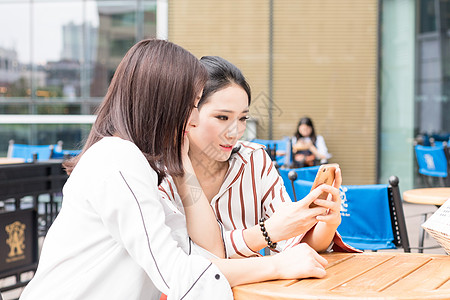 闺蜜购物逛街坐着休息放松图片