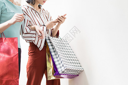 购物逛街提着购物袋的时尚美女拿着购物袋高清图片素材