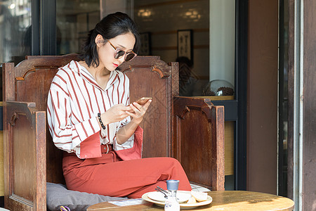 闺蜜们逛街购物坐着休息的时尚美女背景