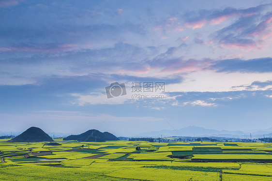 云南罗平县油菜花海晚霞图片