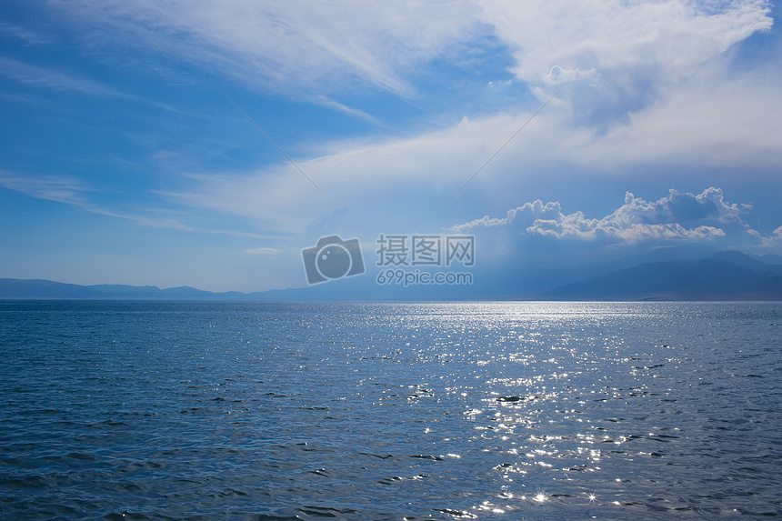 新疆赛里木湖蓝天湖泊美景图片