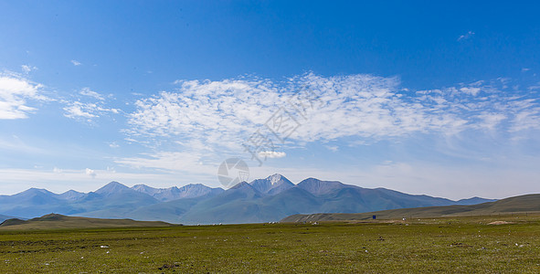 新疆草原山峰美景背景图片