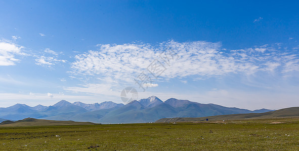 新疆草原山峰美景图片