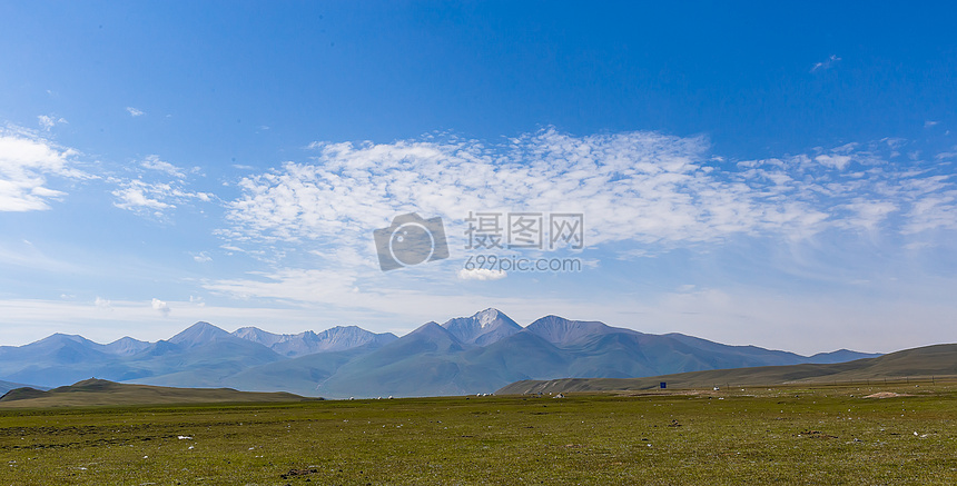 新疆草原山峰美景图片