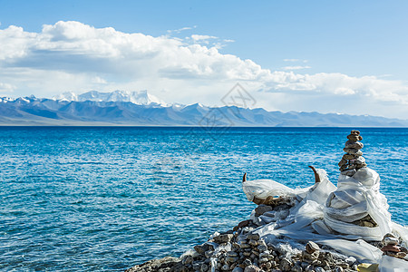 西湖边青藏高原纳木措圣湖边的玛尼堆背景