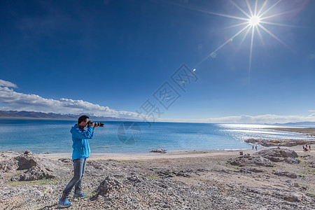 光线汽车青藏高原纳木措圣湖边的摄影少年背景