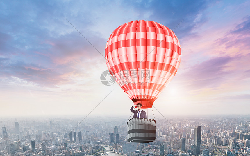 承载热气球上升瞭望城市商务男士图片