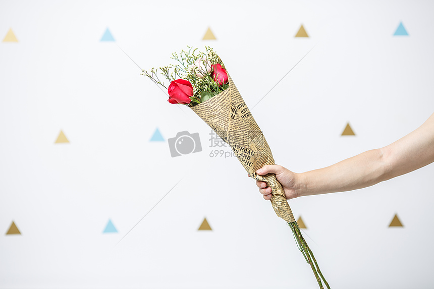 ‘~手拿一束玫瑰花  ~’ 的图片