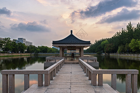 天津大学求是亭背景