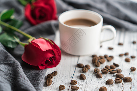 浪漫玫瑰与咖啡豆图片