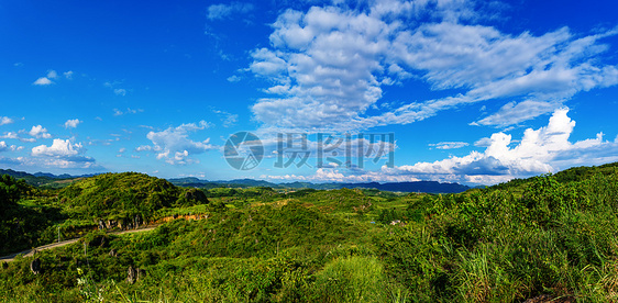 蓝天白云绿色平原山地图片