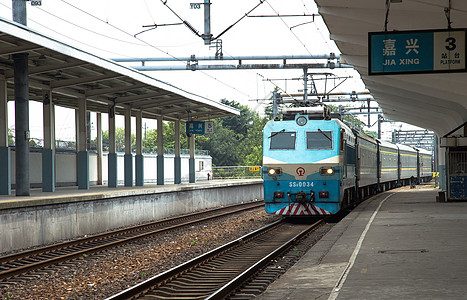 嘉兴火车站的绿皮火车背景